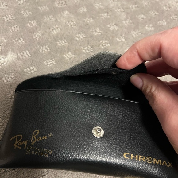 Ray-Ban Women’s Aviator Sunglasses - Picture 3 of 6